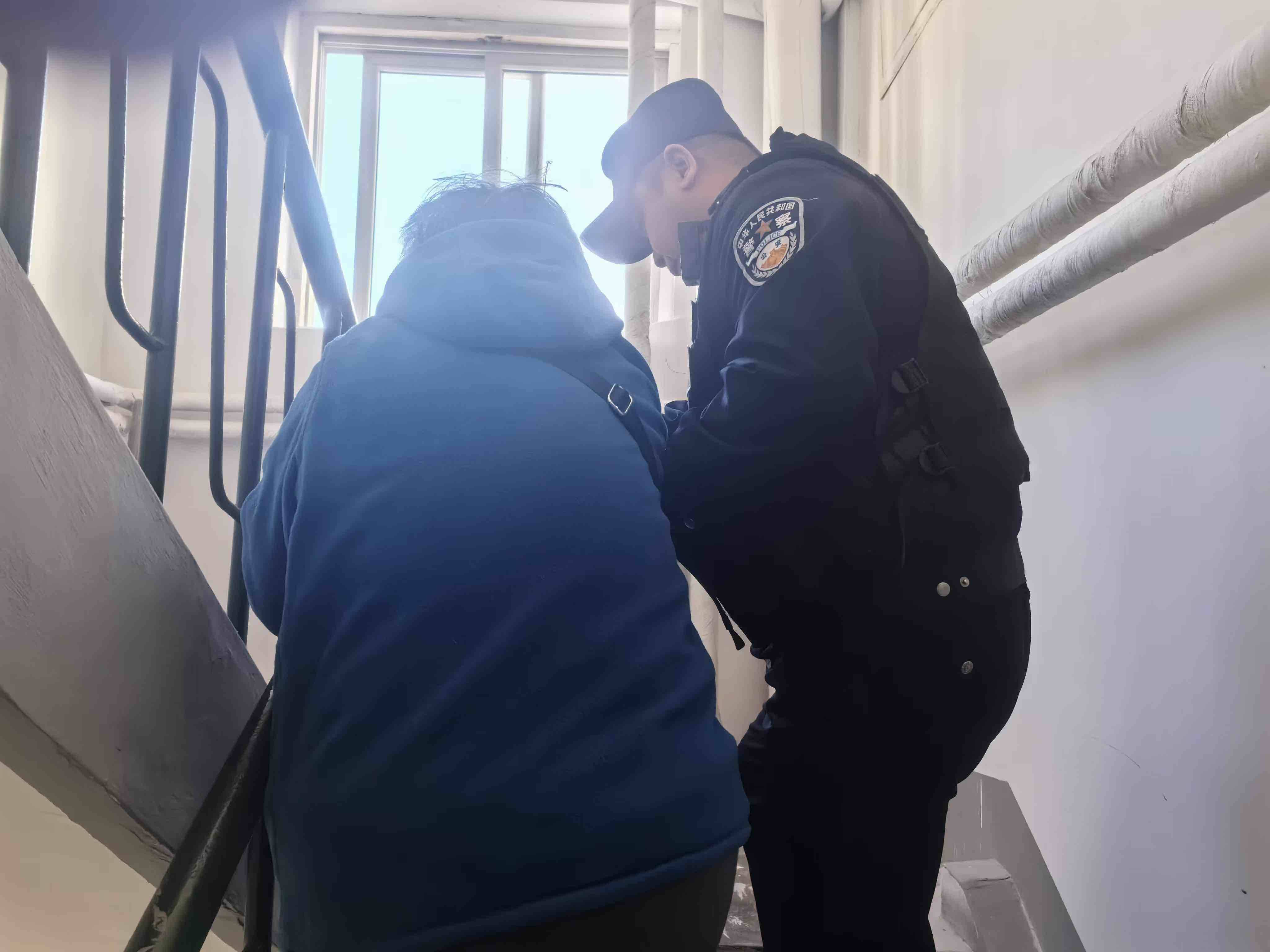 男子意外摔倒,民警暖心守护