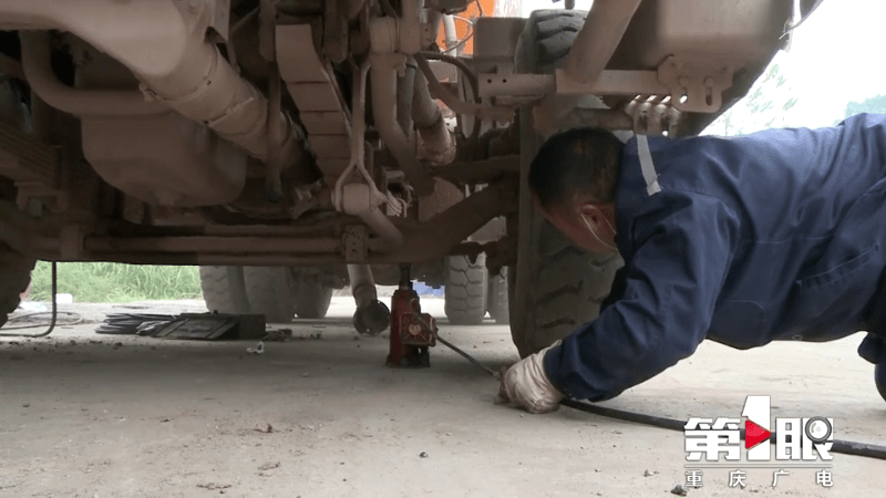 货车“罢工”司机焦急 哈东公安检查站民警及时解难获赞誉