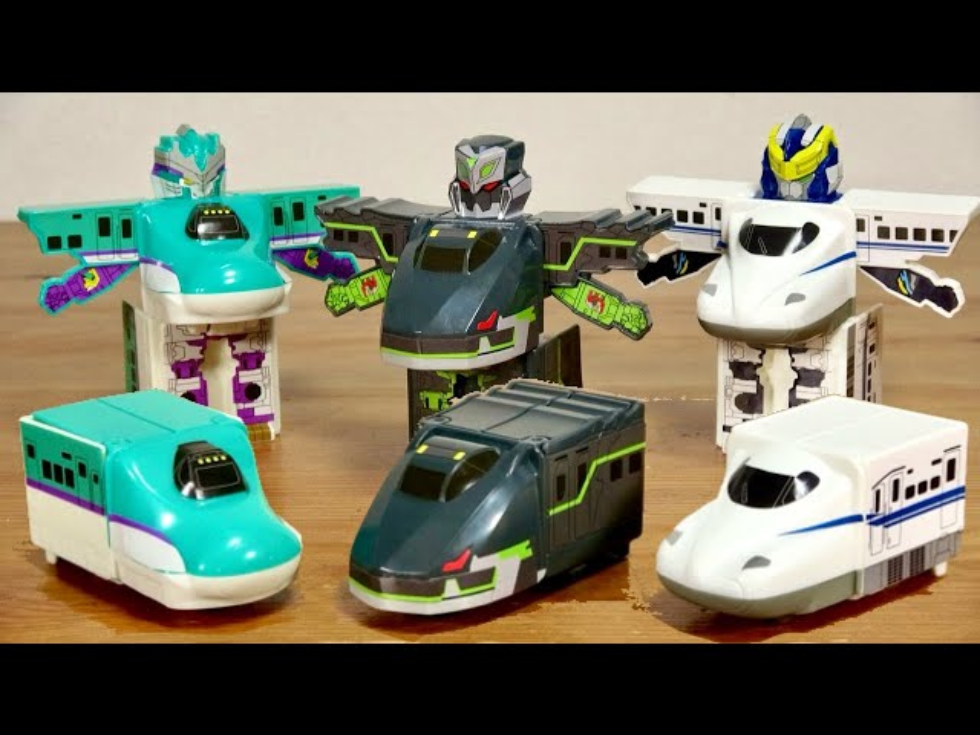 链接世界丨原地自起 人形机器人“兄弟俩”各有所长