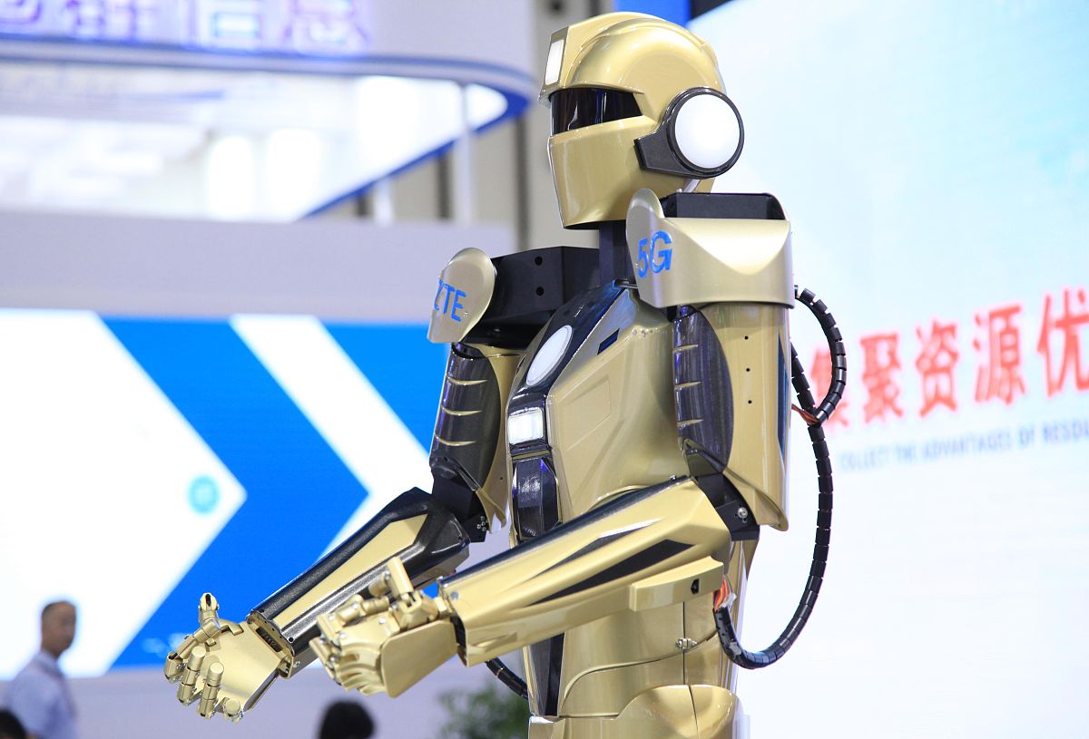 链接世界丨原地自起 人形机器人“兄弟俩”各有所长