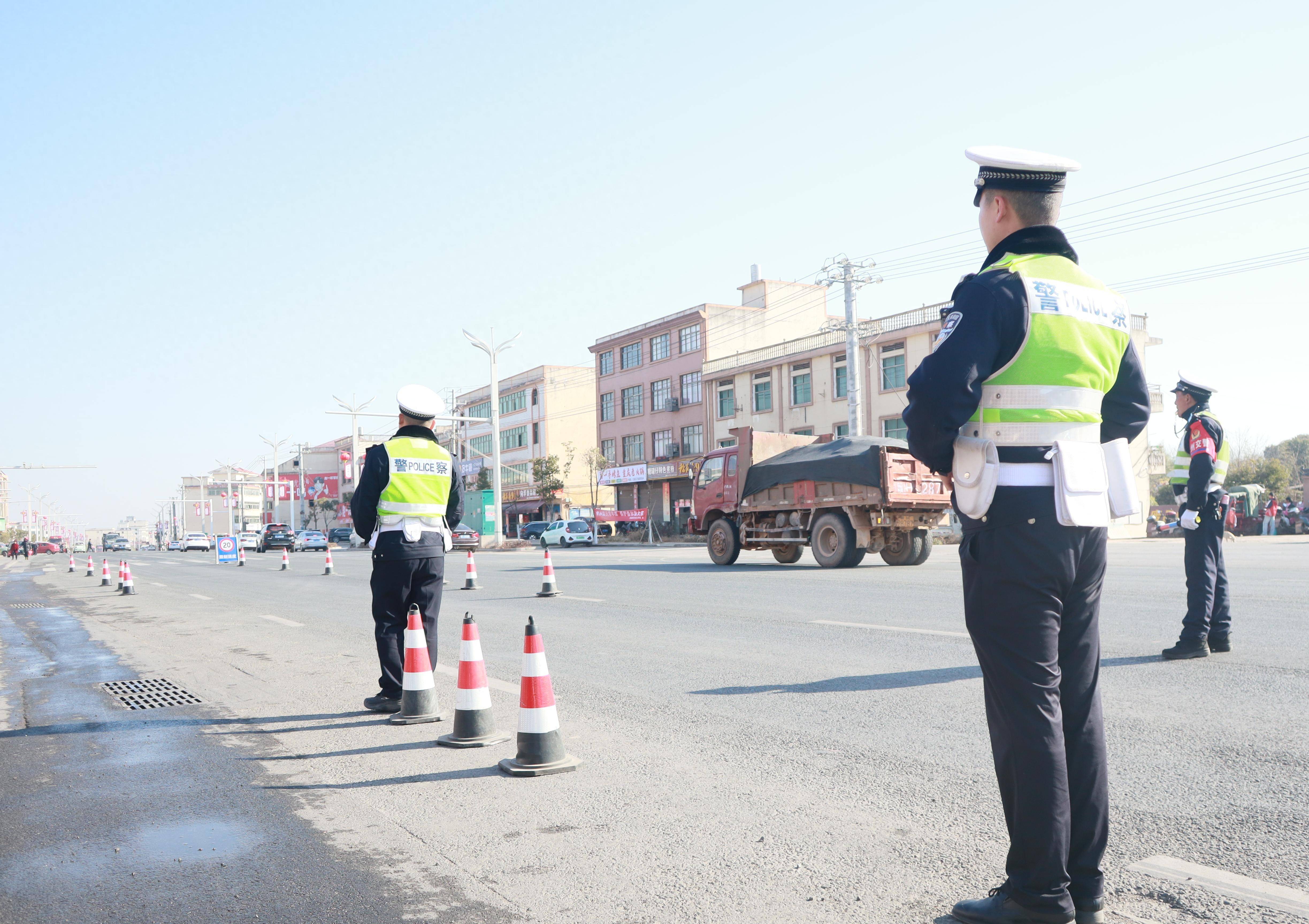 暖心守护排隐患!巡逻民警化身“推车侠”