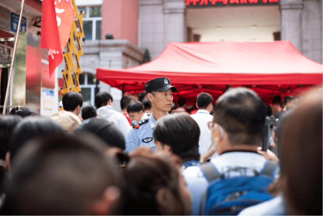 冰城公安“烟火”守护 藏蓝身影护全城