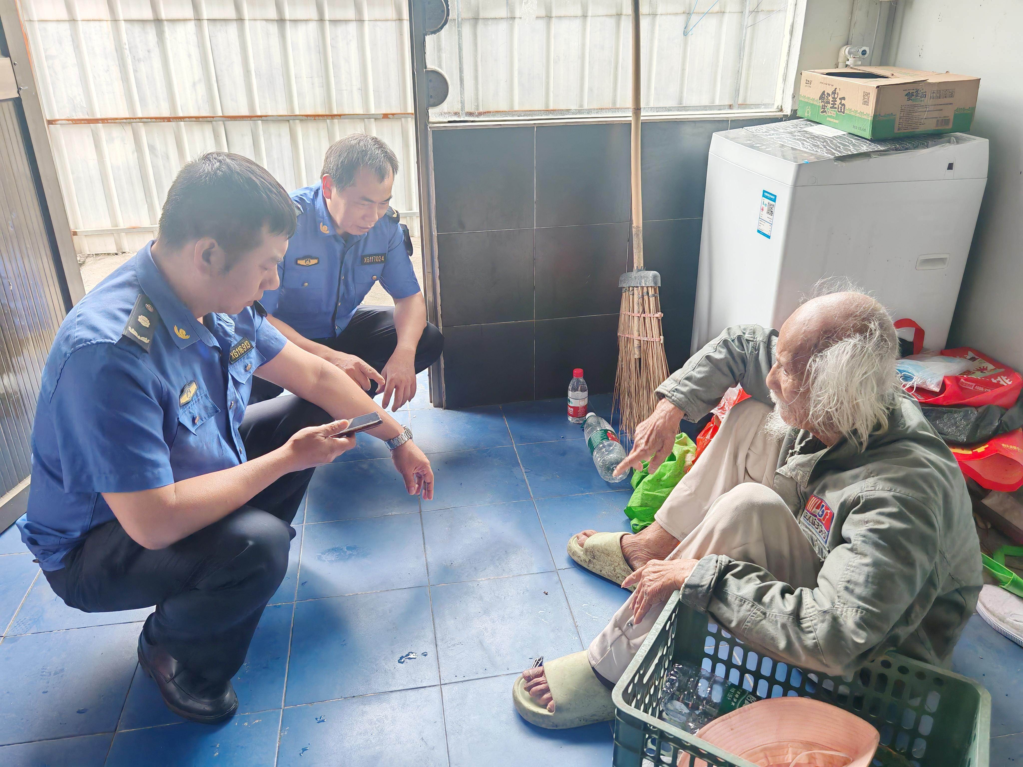 南岗公安分局巡逻民警暖心接力 三日连助三位迷途老人平安归家