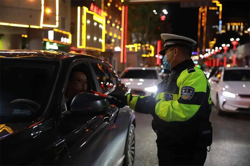 车辆故障陷困境 民警救助解难题