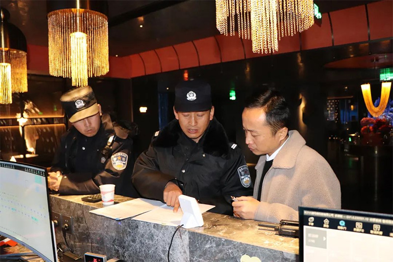 车辆故障陷困境 民警救助解难题