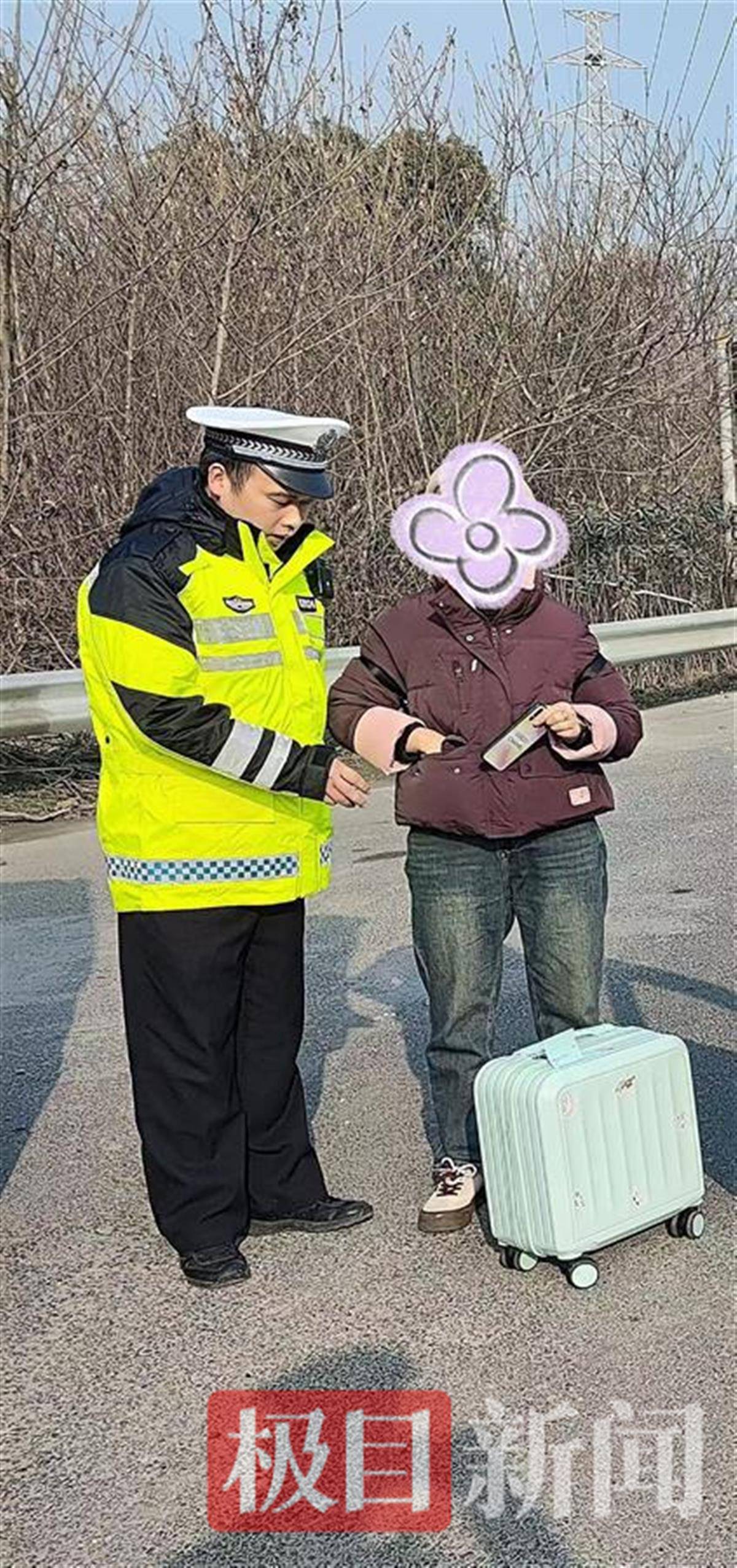 民警捡到手提包 物归原主暖人心