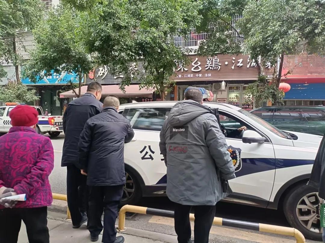 八旬老人夜色中迷途 巡逻民警暖心助归家