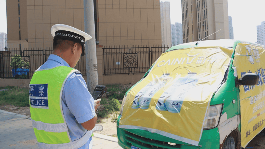 “僵尸车”清障行动 冰城公安为公共空间“腾位”