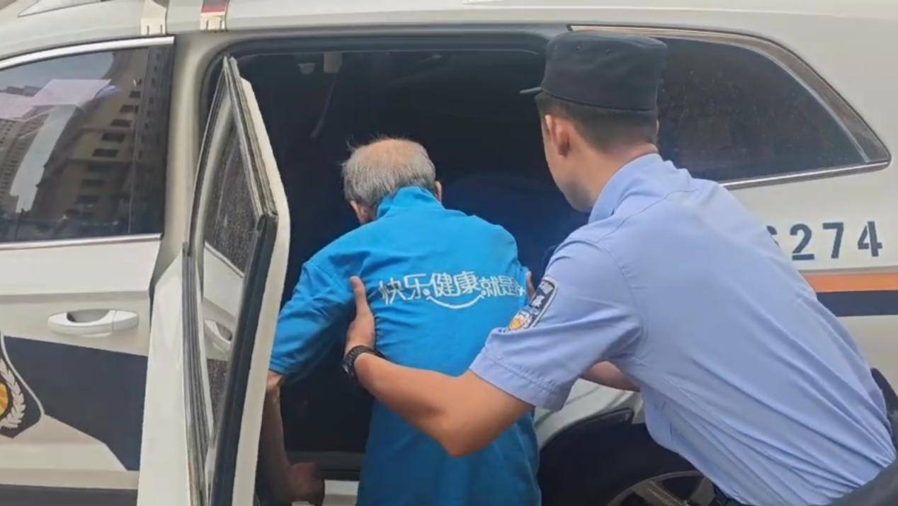 八旬老人夜色中迷途 巡逻民警暖心助归家