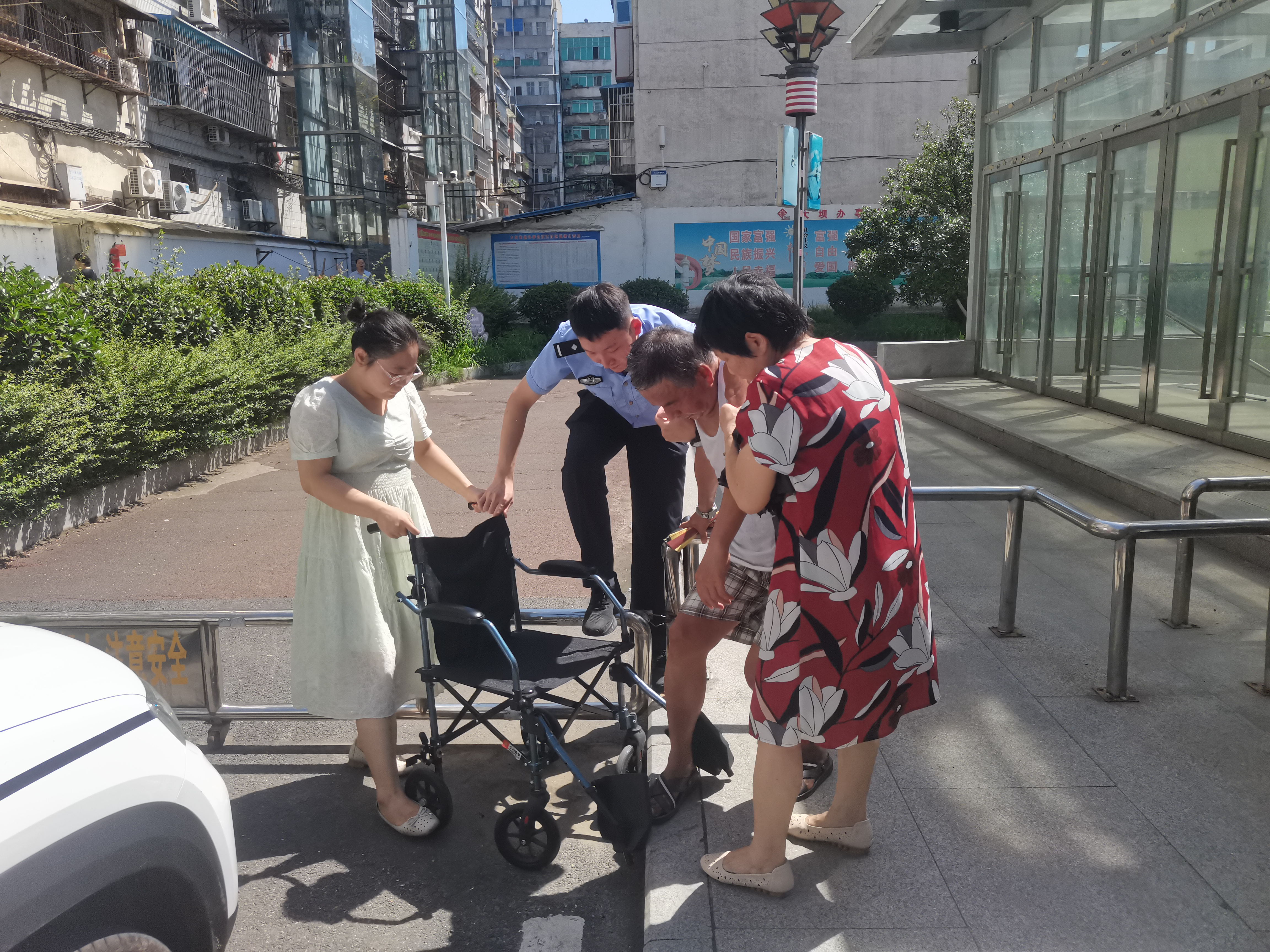 南岗分局民警巡逻中帮助群众寻找自行车民警烈日奔波诠释“小事不小视”