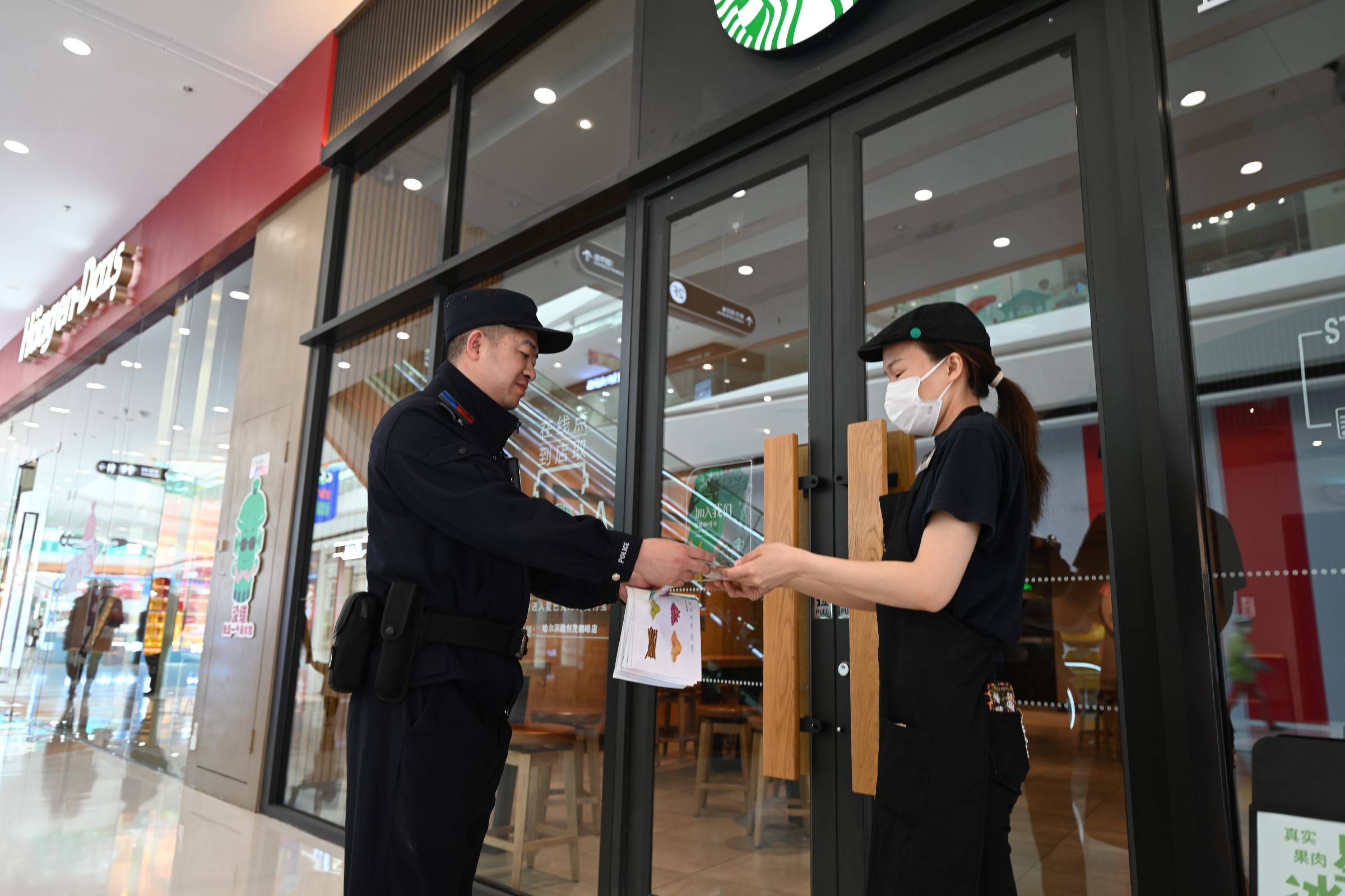 冰城公安： 守护每一处美景 更守护游在美景的你