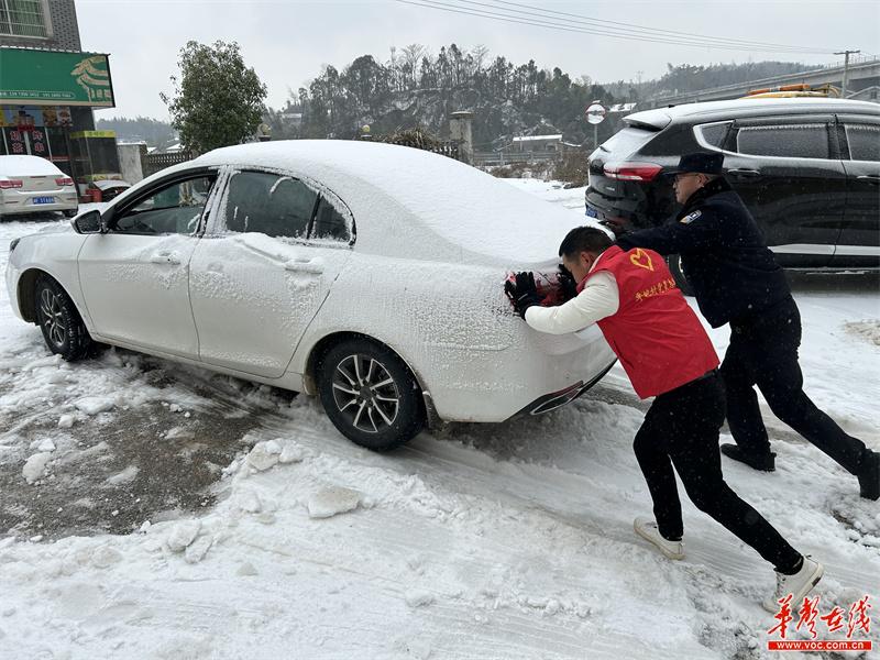 冰城民警暖心瞬间:守护在群众最需要的时刻