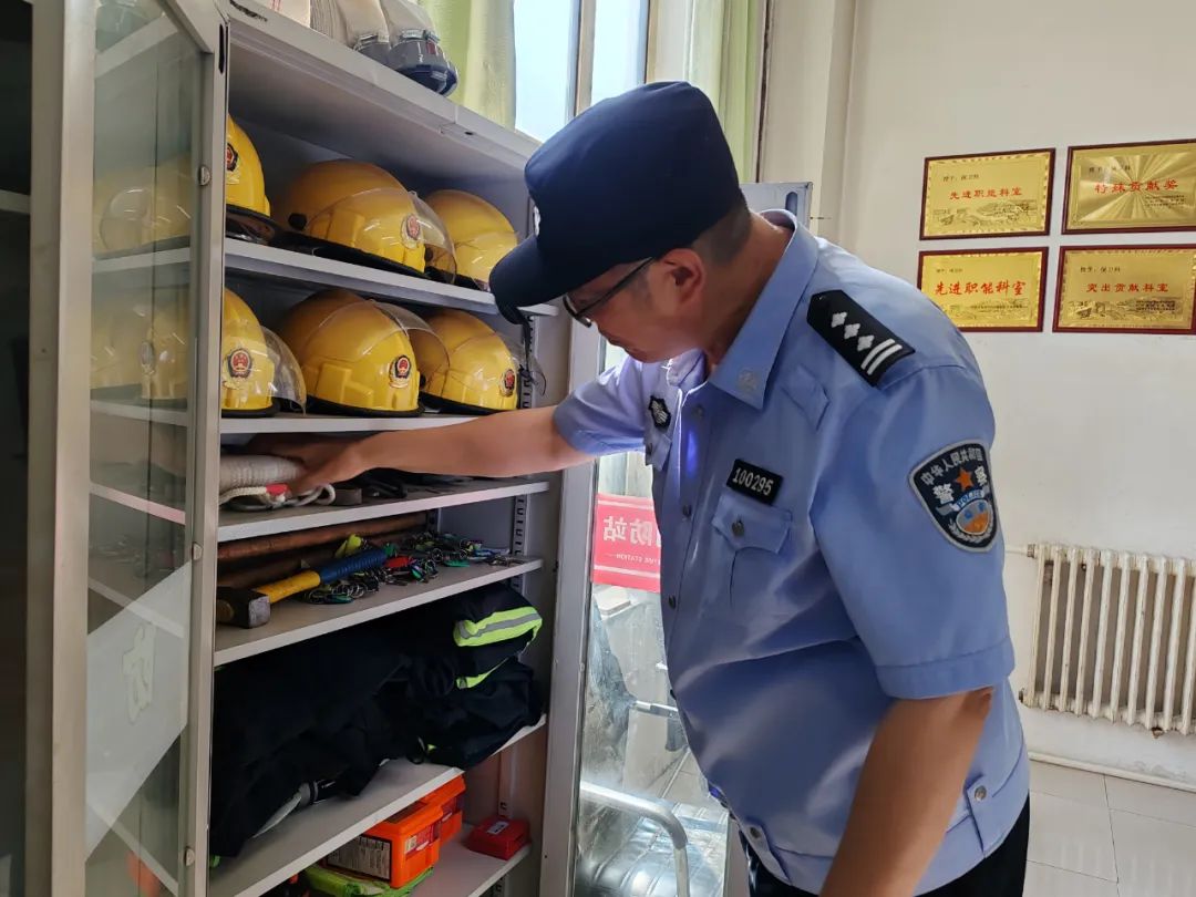 冰城民警暖心瞬间:守护在群众最需要的时刻