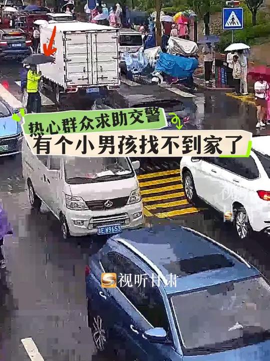 暴雨中伸出援手!民警暖心守护助病患归家
