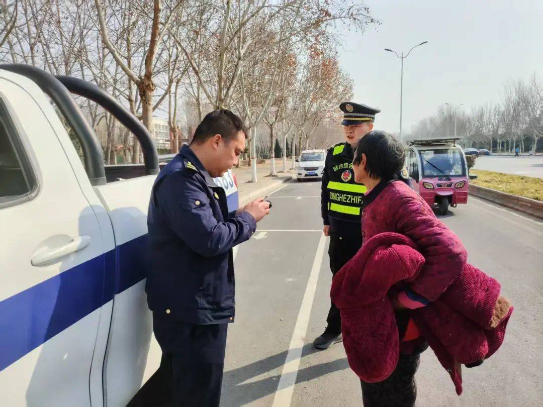 九旬老人街头迷路 民警暖心护送回家