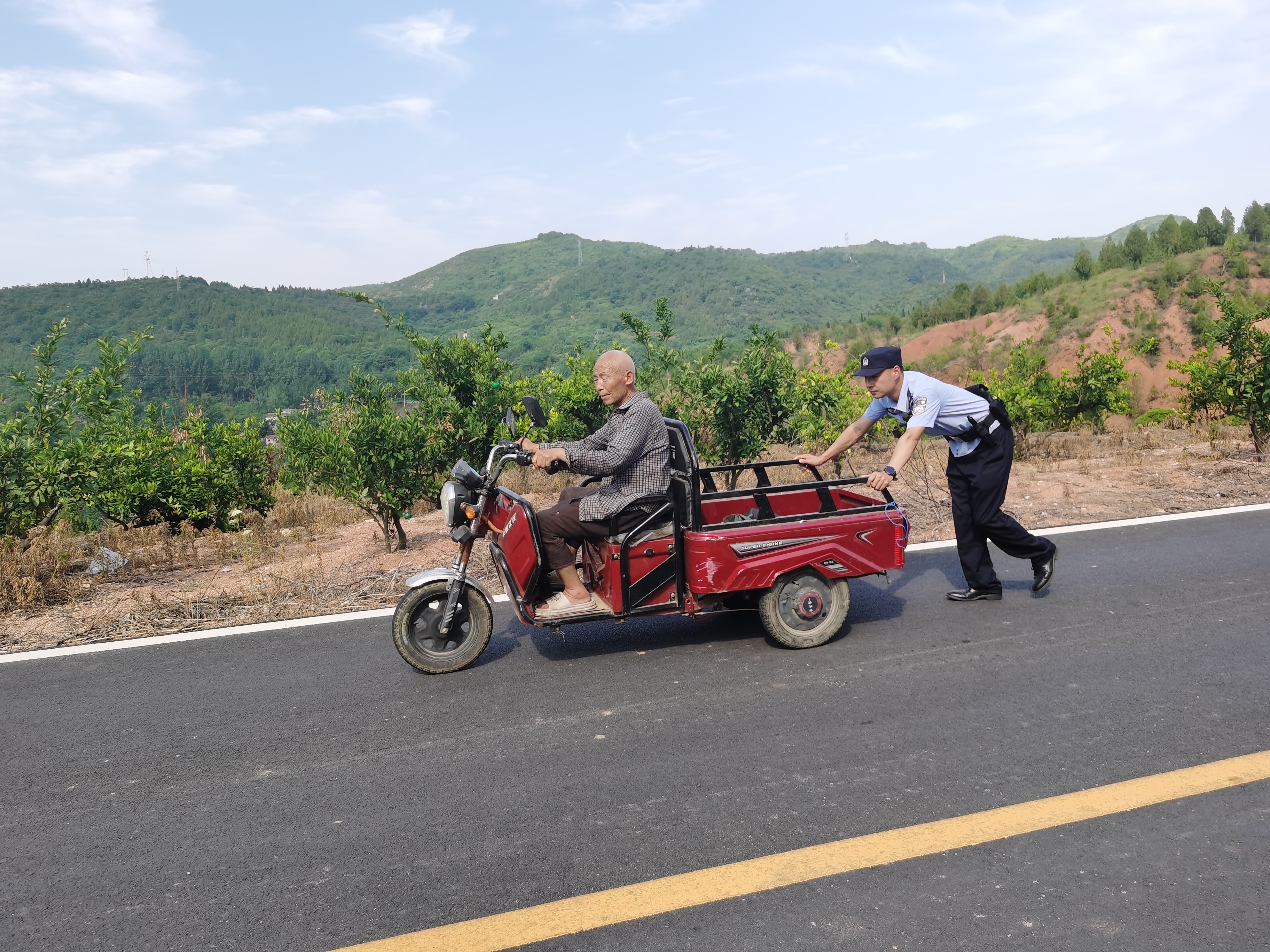 九旬老人街头迷路 民警暖心护送回家