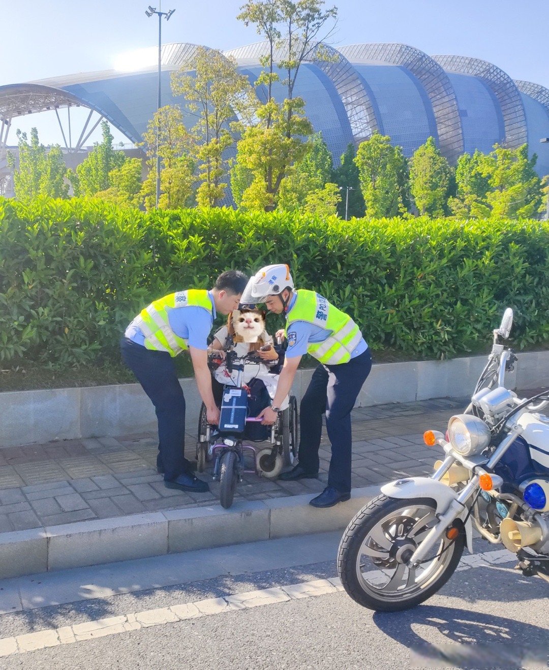 暴雨中伸出援手!民警暖心守护助病患归家