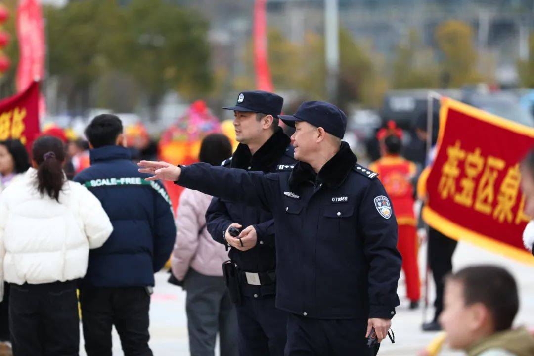 警灯照亮归家路！轮椅老人平安返家