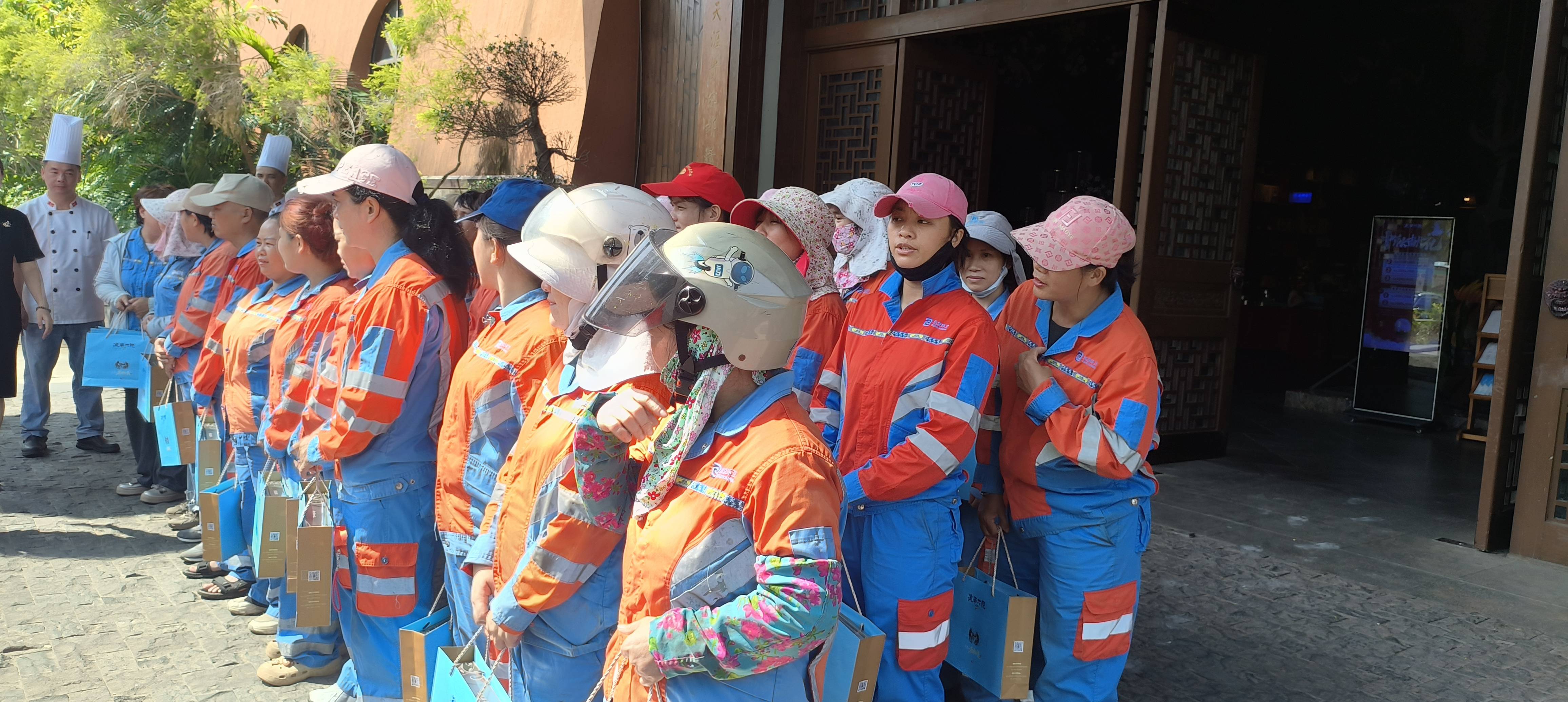 暖心一幕!民警紧急救助倒地环卫工人