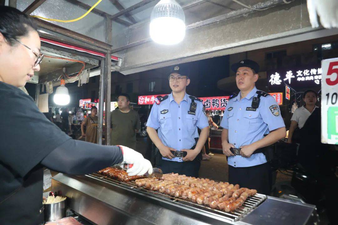 冰城公安：警灯照夜市 平安护烟火
