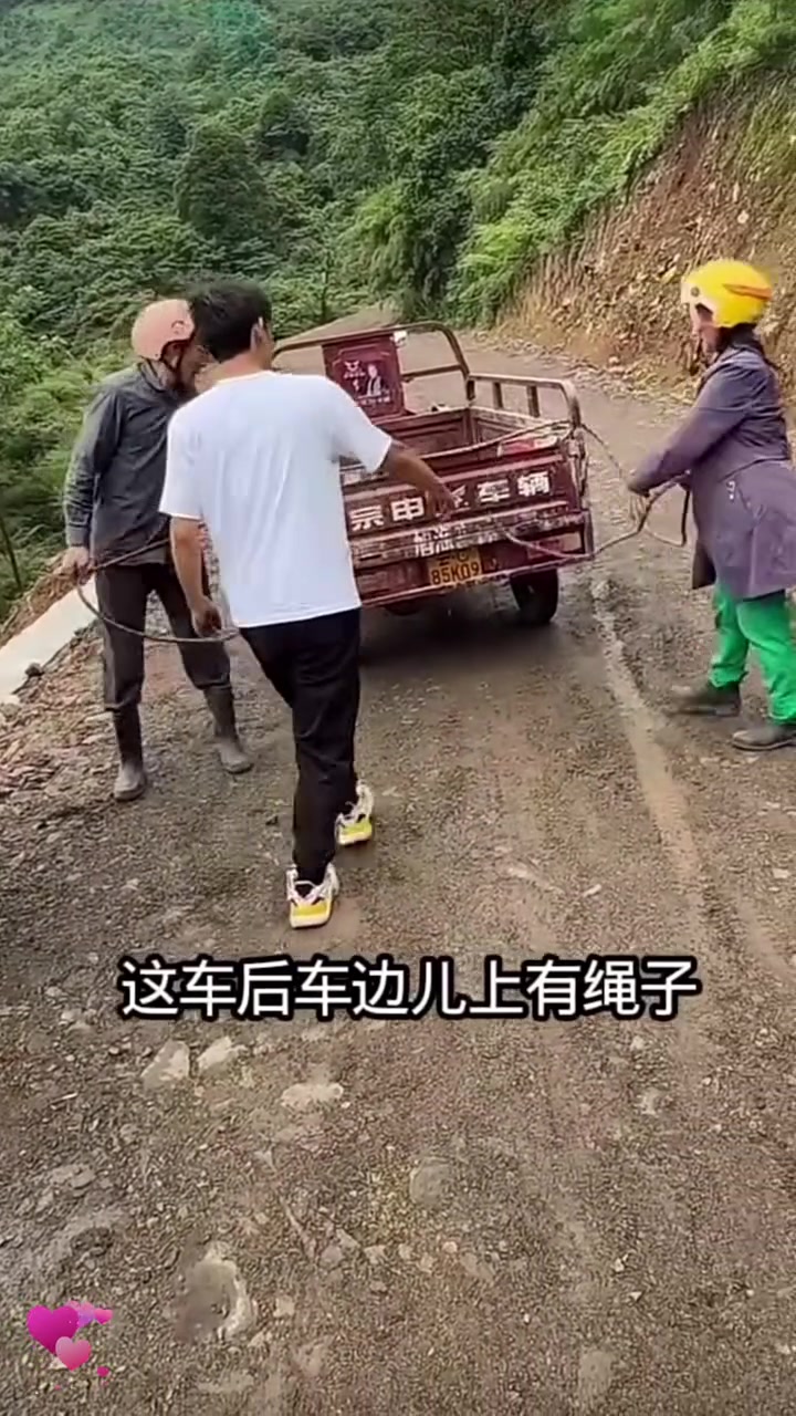 电动车失控入沟内　民警“闪现”救援