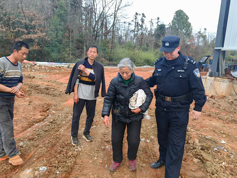 老人外出身体不适 民警暖心护送回家