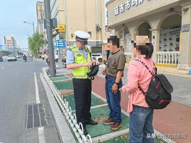 热心群众拾金不昧 民警接力归还失主