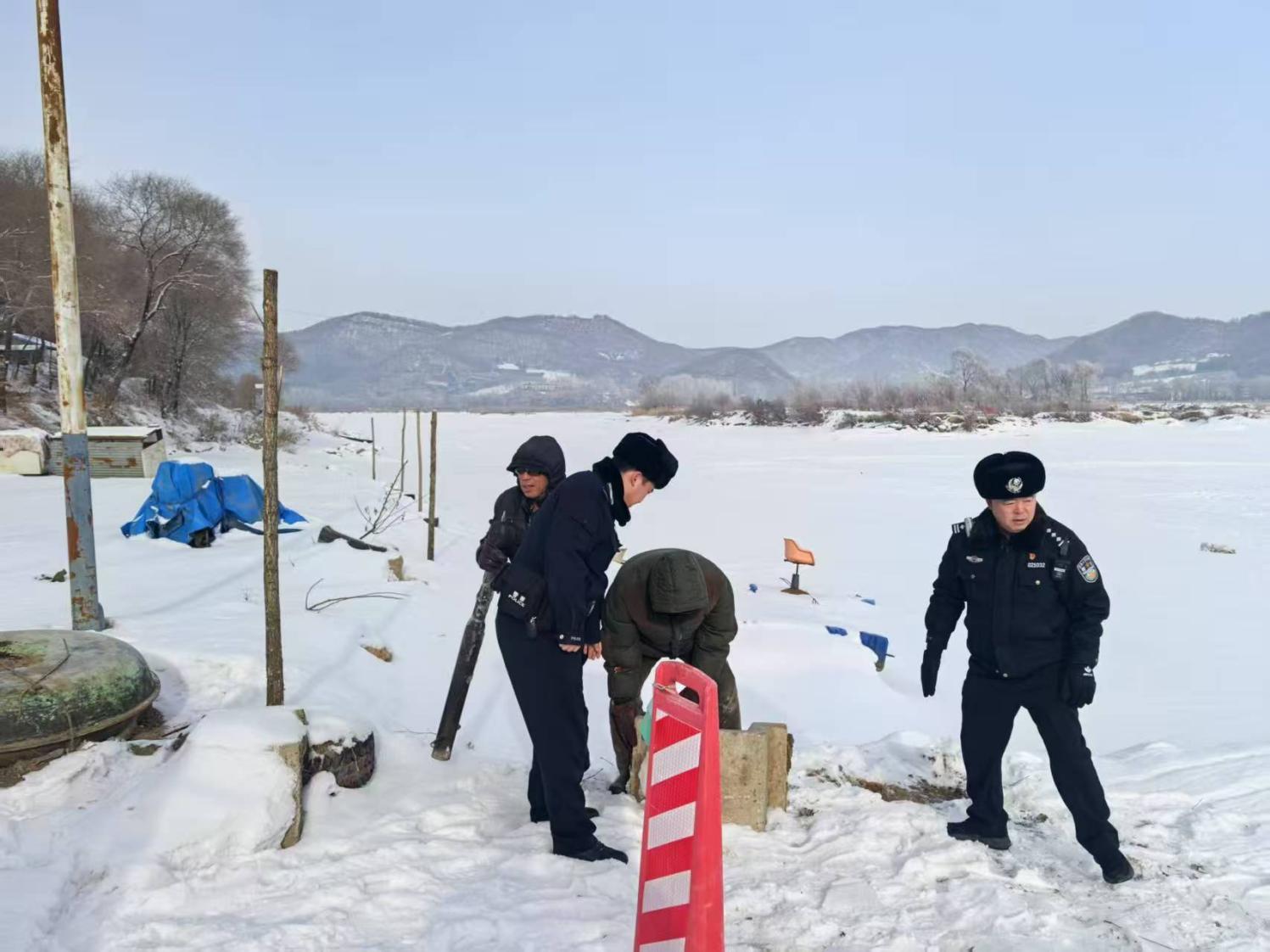 冰城公安:靠前服务 打好“夏季护游”平安牌
