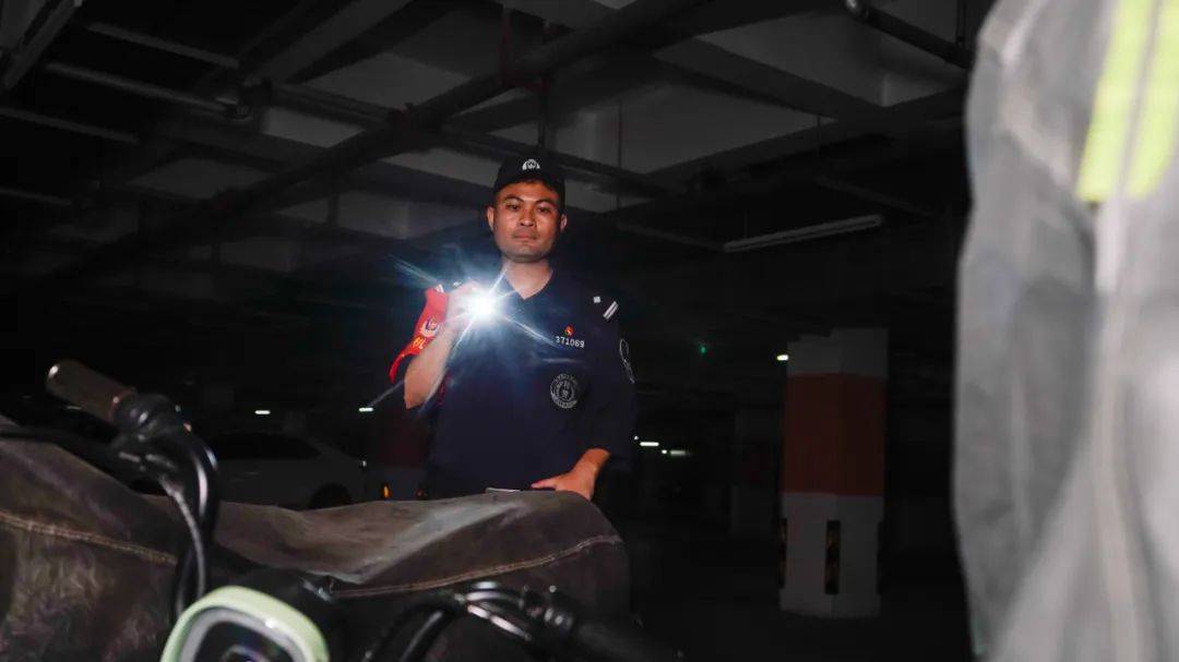 守安全护舌尖连民心 看厂区民警马彪的“暖心守护”