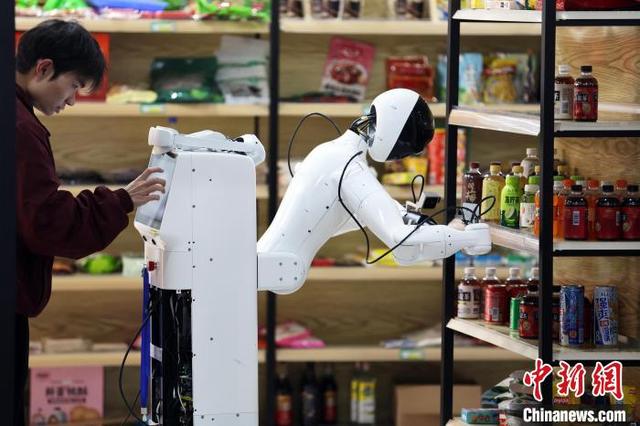 获富临精工数千万元订单，智元机器人落地料箱搬运等工业场景