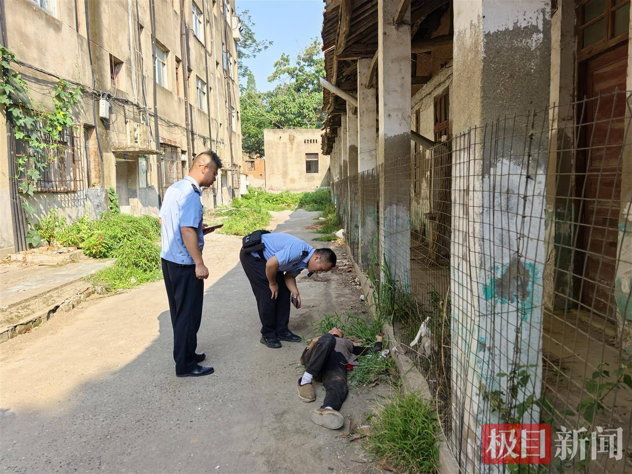 冰城警民情深：南岗分局民警巡逻中暖心救助走失老人