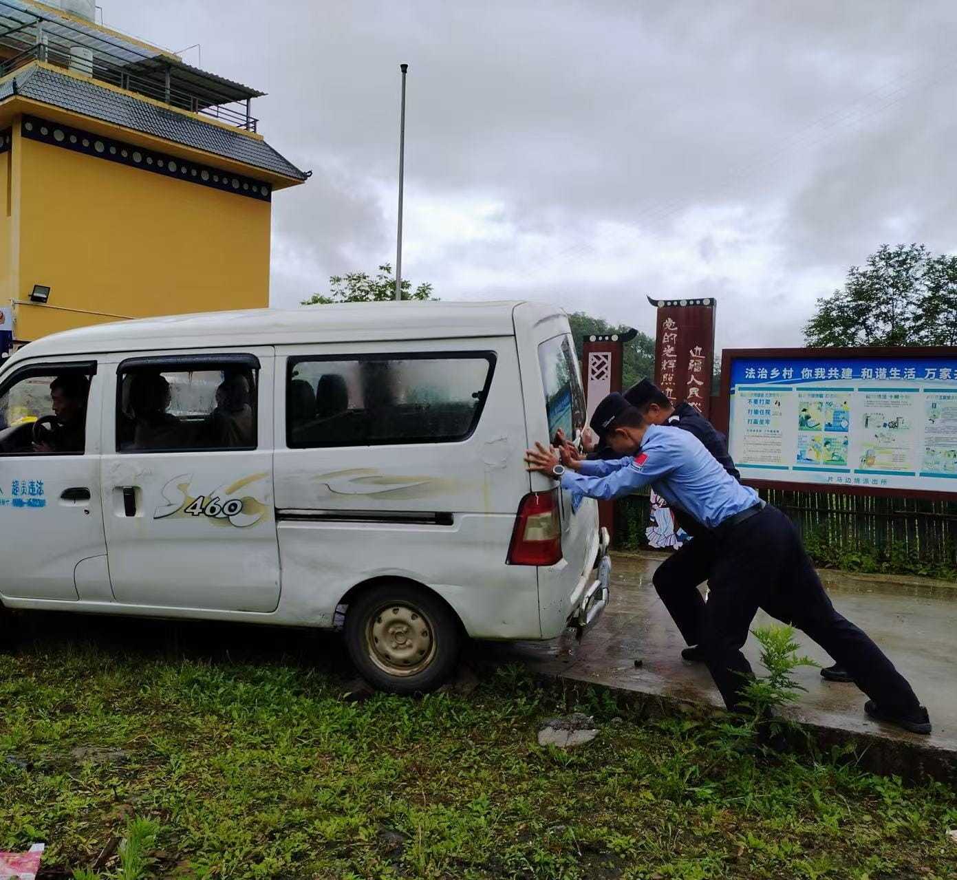 南岗公安雨中“警”色：民警巡逻中处置交通事故诠释为民初心