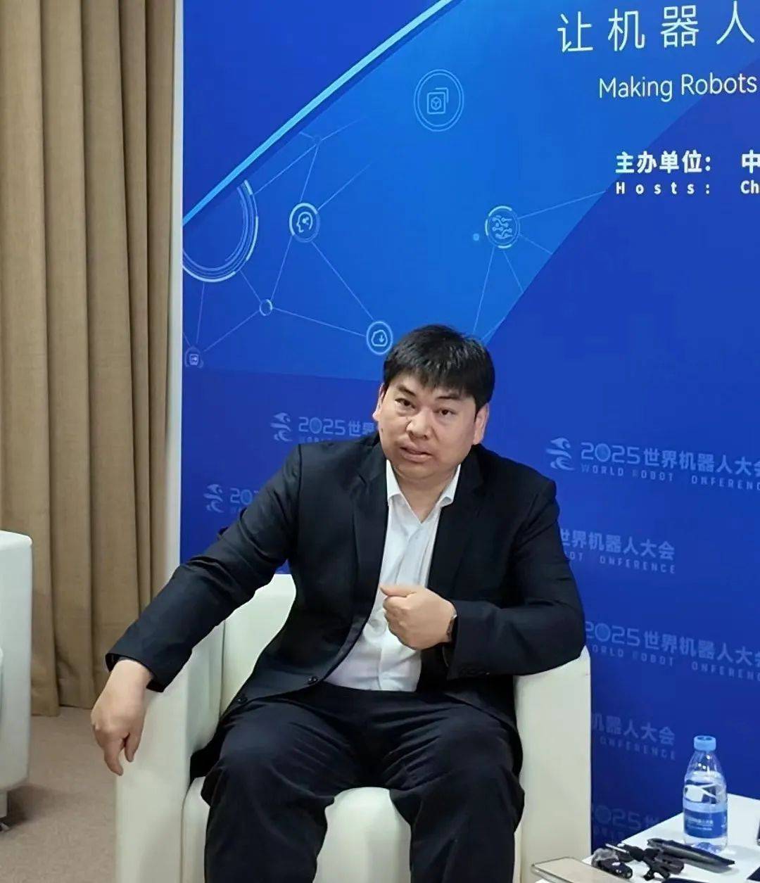 国地中心江磊：人形机器人“三步走”，商用压缩至5-10年