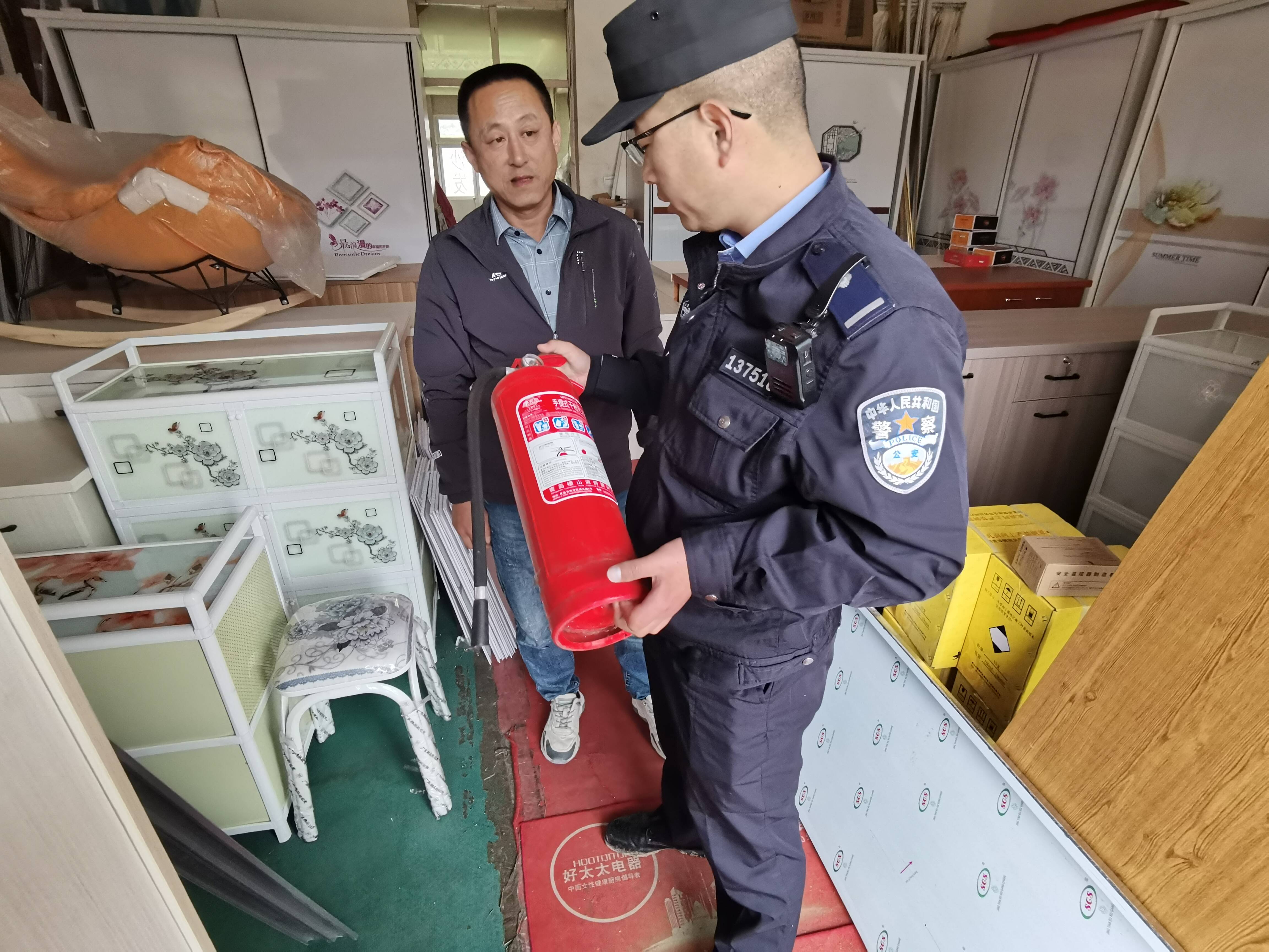 警民携手筑安全 东莱派出所民警开展“九小场所”消防安全宣讲