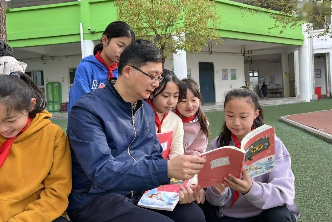 民警张恒的三重身份: 当警察成为学生的“自己人”