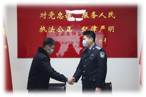 师徒传警魂：一面锦旗 两代为民心