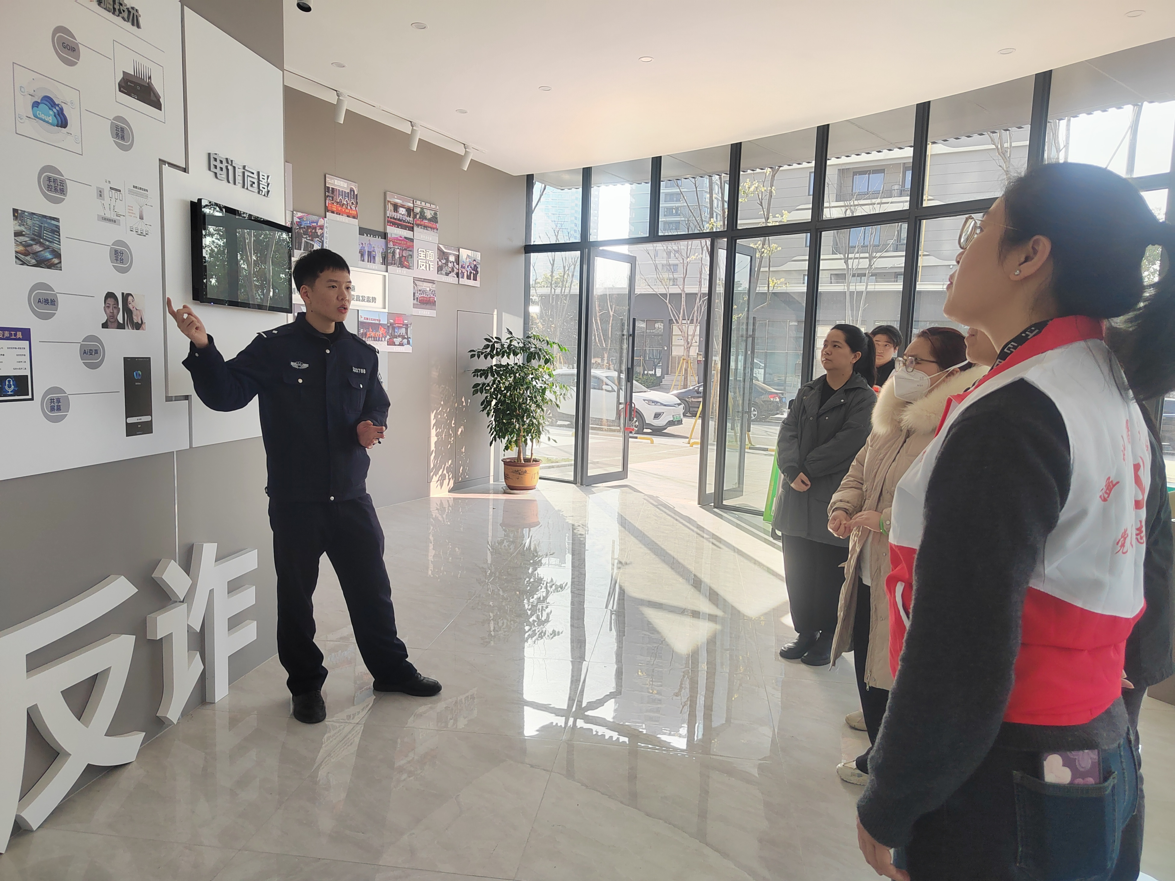 反诈宣传进医院 警医携手筑防线