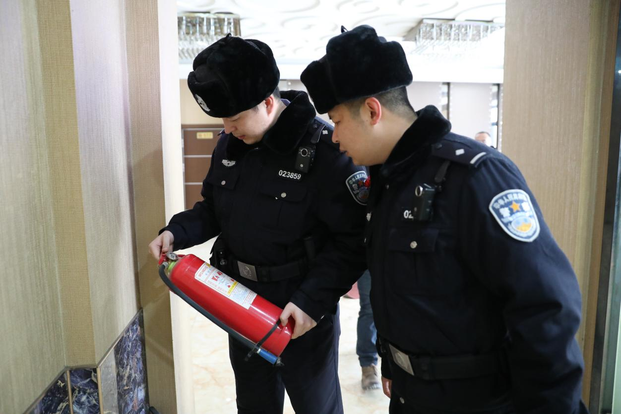 冰城公安：烟火气里通途开 刚柔并济治堵点