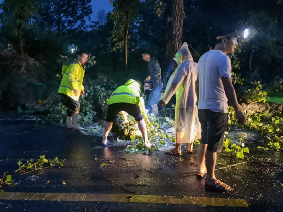 民警巡逻时暴雨中撑起“平安伞” 燎原派出所民警暖心护送老人回家