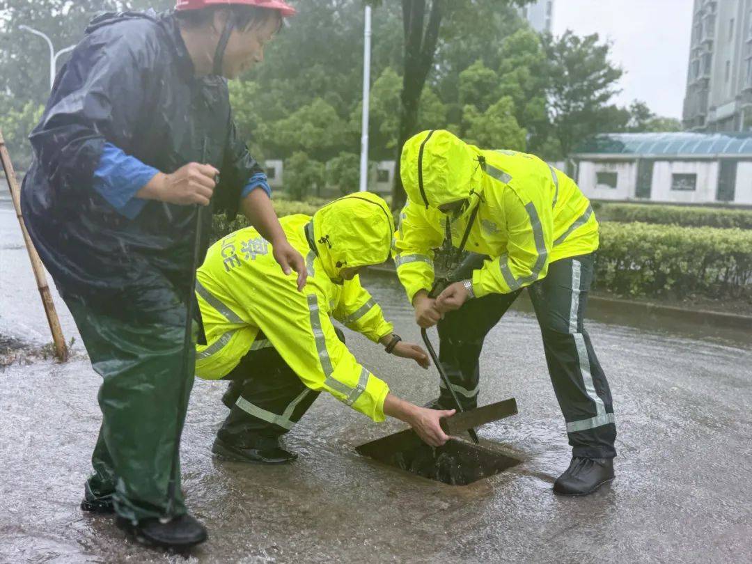 民警巡逻时暴雨中撑起“平安伞” 燎原派出所民警暖心护送老人回家