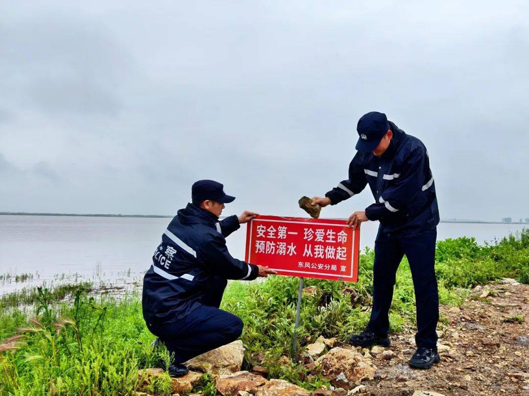 民警巡逻时暴雨中撑起“平安伞” 燎原派出所民警暖心护送老人回家
