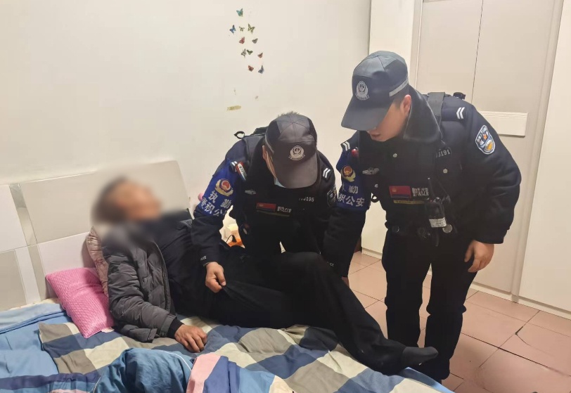 南岗分局民警巡逻中暖心救助两名困难群众 温情服务彰显城市温度