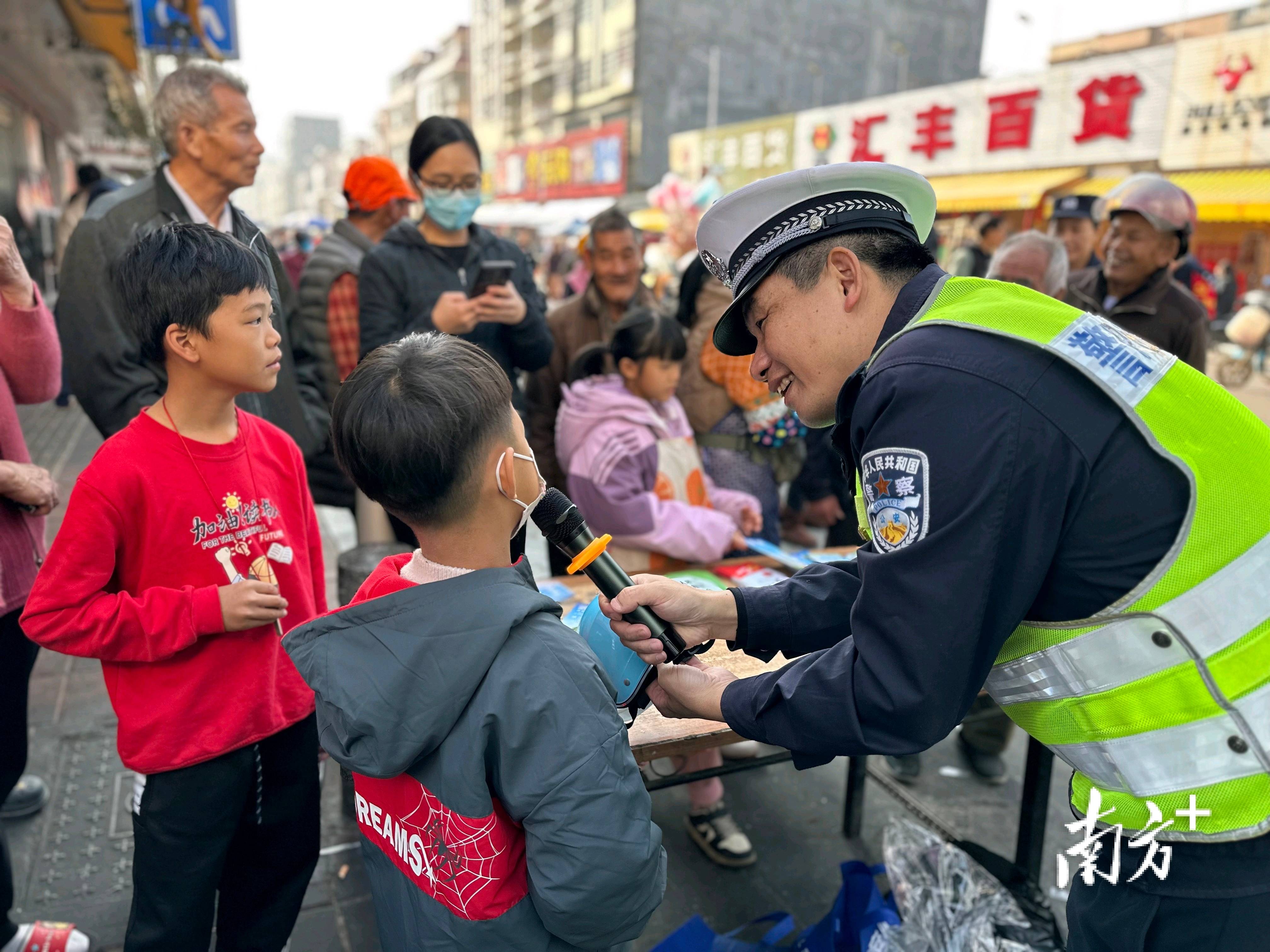 南岗分局民警巡逻中连助三名走失儿童归家 警民携手共筑平安防线