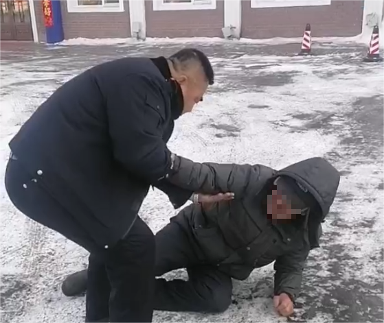 暖心守护！民警及时救助摔倒老人