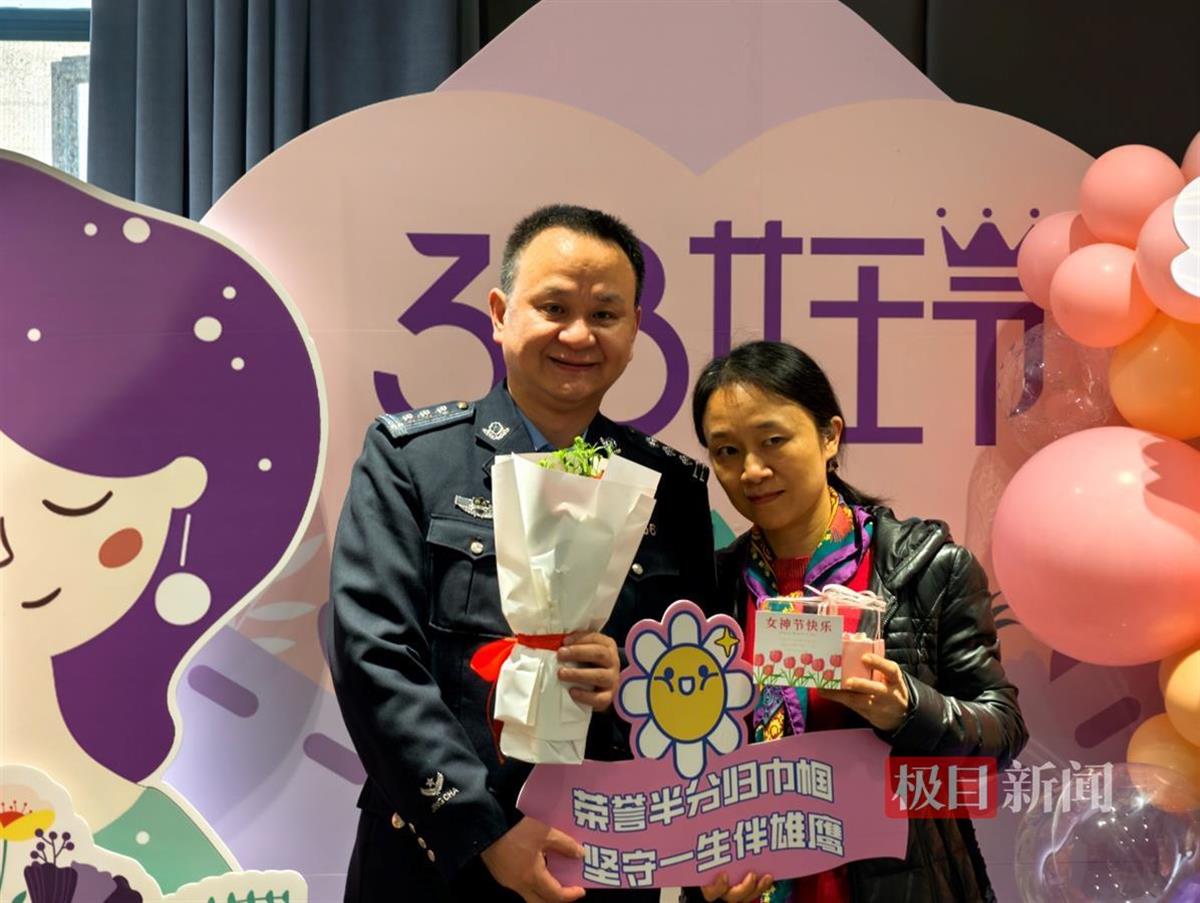 温情守护出行路 民警排解异乡客燃眉之急