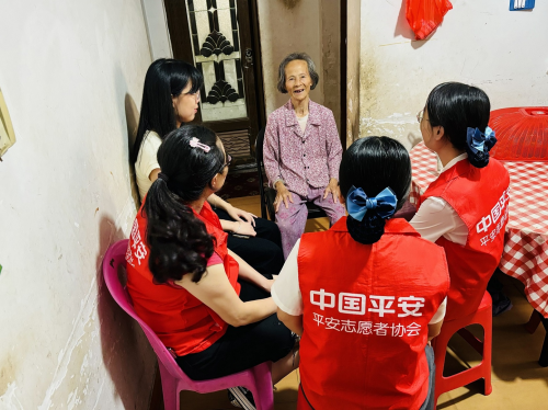 指尖传递的温暖！民警化身“眼睛”护送盲人平安归家