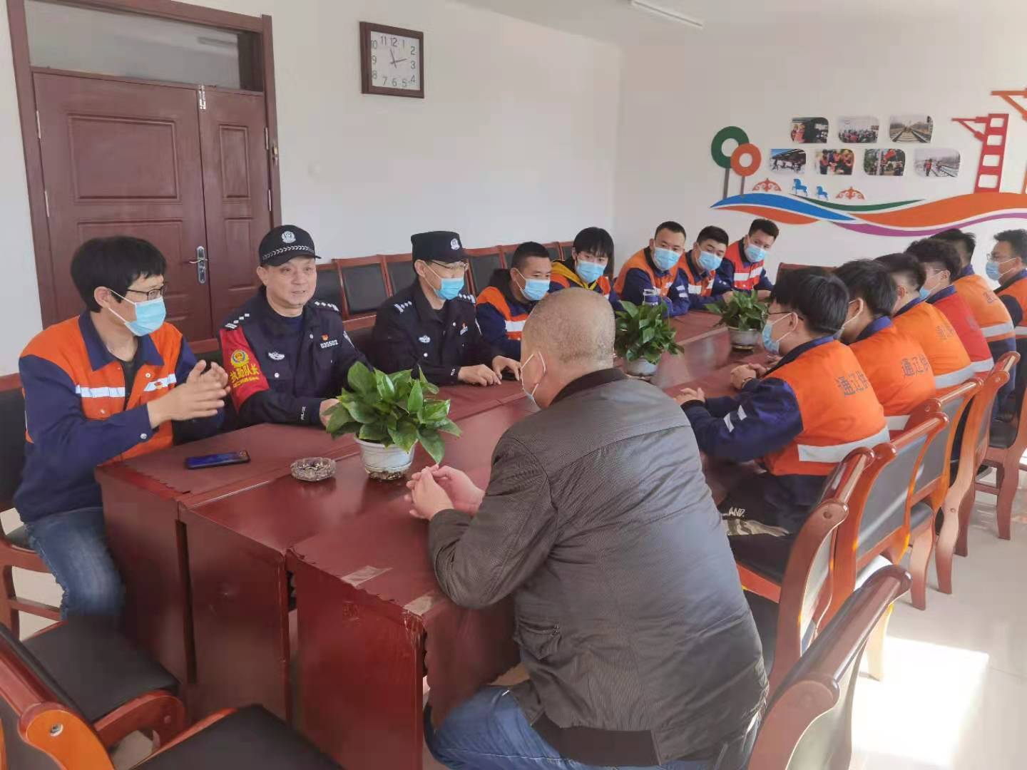 闪电出击护平安！民警广场智擒“不速之客”