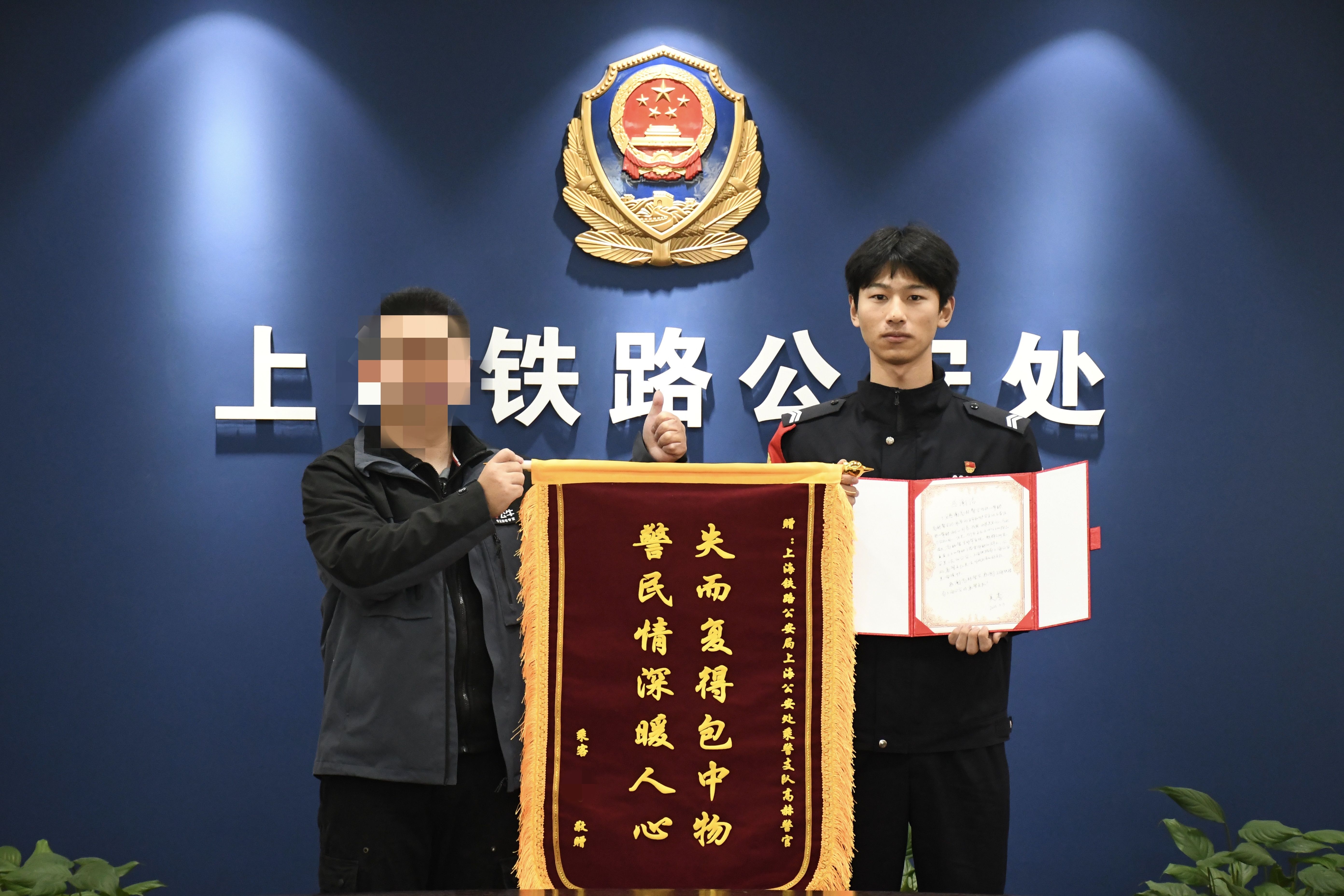 锦旗背后的警民深情南岗警方巡逻中暖心寻机