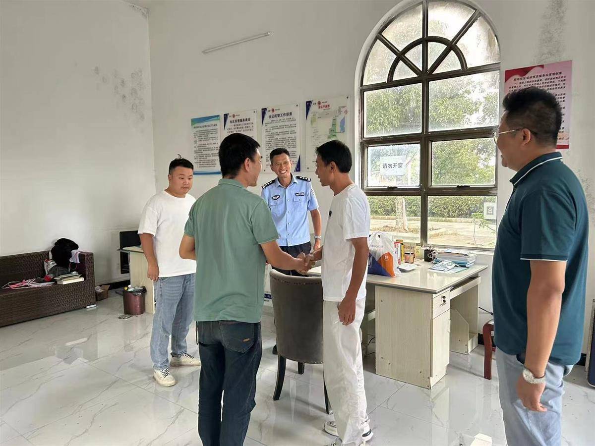 南岗分局民警巡逻中为多名群众找回遗失物品 传递城市温情力量