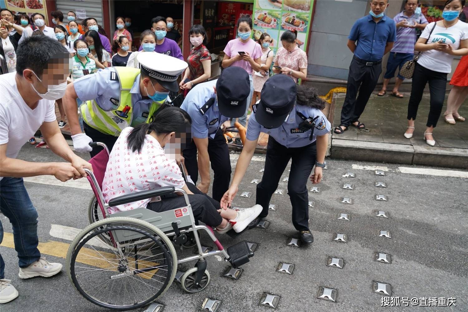 女子不慎崴脚，民警暖心守护